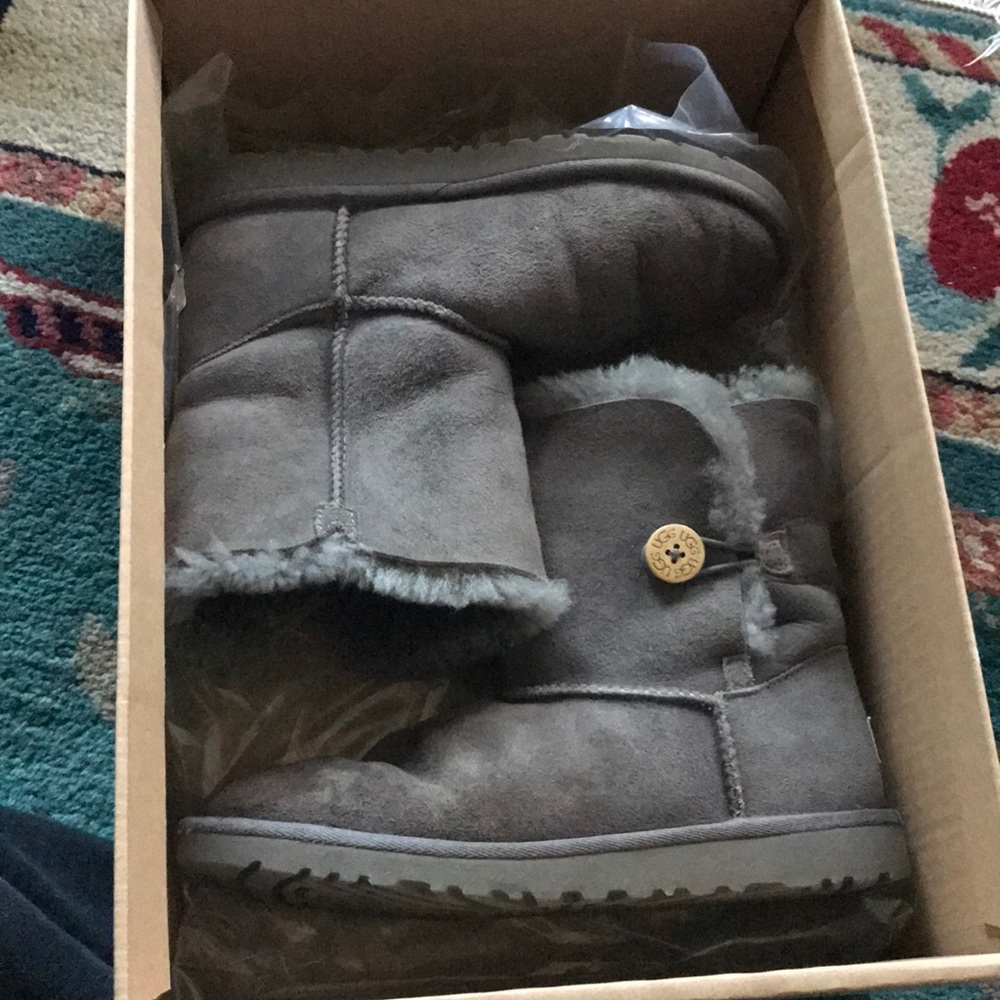 UGGS - short gray with button